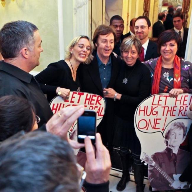 Il cantante paul mccartney in un momento con le sue fan durante il suo soggiorno in hotel